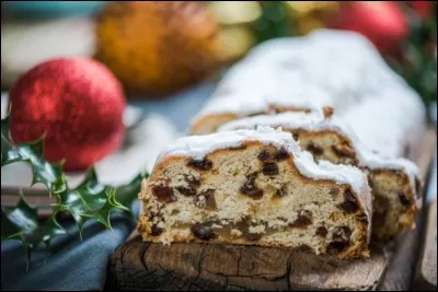 Amandes, fruits confits et noix, le tout joliment saupoudré de sucre glace.
