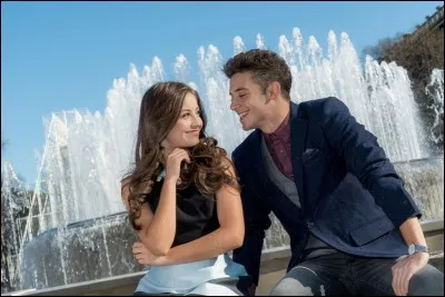 Quel est le surnom que donne Karol à Ruggero en DEHORS DE LA SÉRIE ?