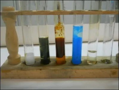 Dans la solution aqueuse de sulfate de cuivre II, on ajoute de la soude concentrée. Cela nous donne un précipité vert.