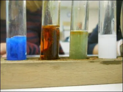 Dans la solution aqueuse de chlorure de potassium, on ajoute du nitrate d'argent. Cela nous donne un précipité blanc.