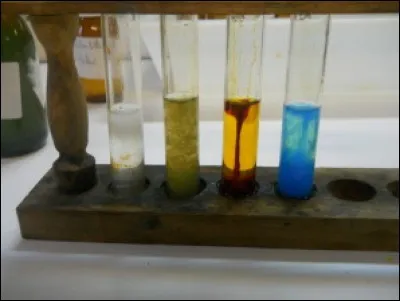Le précipité qui caractérise l'ion chlorure noircit à la lumière.
