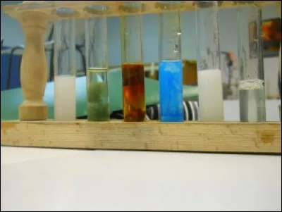 Dans la solution aqueuse de chlorure de fer III, on ajoute de la soude concentrée. Cela nous donne un précipité blanc, un peu transparent.