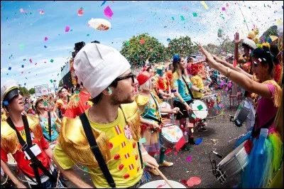 On se déguise, on s'amuse avec des confettis, des masques... Il est bien connu a Rio ou à Venise.