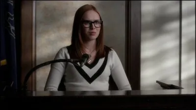 Qui est venue à Rosewood après la "mort" de Mona pour soutenir sa mère ?