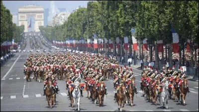 Le 14 juillet est le jour de la fête nationale en France, avec ses bals populaires, feux d'artifice et défilés militaires. À Paris le premier défilé militaire du 14 juillet a eu lieu en...