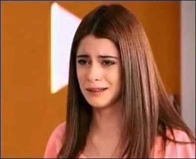 Comment Violetta découvre-t-elle qu'Angie est sa tante ?