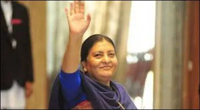 Depuis 2015, Bidhya Devi Bhandari préside le Népal. Quelle est la caractéristique du drapeau national de ce pays ?