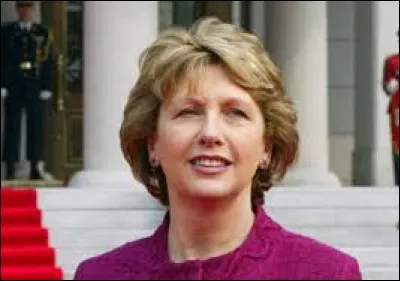 Lors de sa présidence, de 1997 à 2011, Mary McAleese a milité pour la réunification de l'Irlande, pays composé de 4 provinces. Cherchez l'intruse.