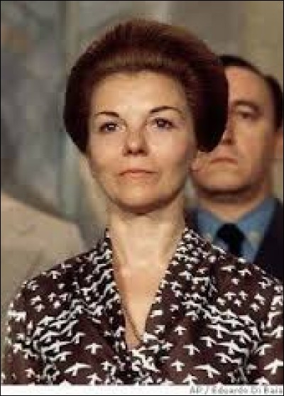 De 1974 à 1976, Isabel Perón fut la première femme présidente d'un pays. En Argentine, son mandat prit fin à cause d'un coup d'État dirigé par le général...
