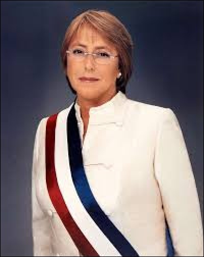 Présidente de son pays de 2006 à 2010, Michelle Bachelet est, de nouveau, depuis 2014 à la tête de cet État, le plus long du monde par rapport à sa largeur :