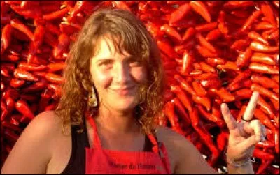 À votre avis, quelle commune de 2000 habitants accueille 20.000 visiteurs chaque année le quatrième week-end d'octobre pour une fête pimentée ?