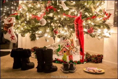 D'après la coutume, la veille de Noël, nous devons placer nos souliers sous notre lit.