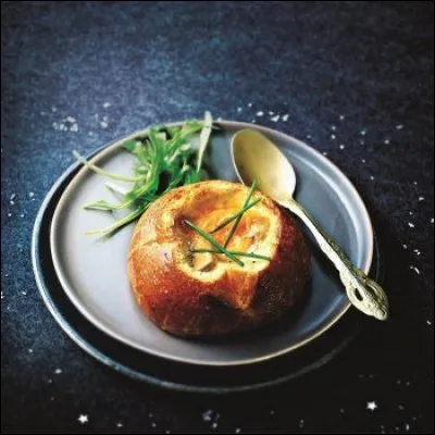 Une variante afin de servir le foie gras et les œufs dont le blanc sera tout juste pris. Quelle est cette préparation ?