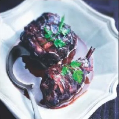 Pour les amateurs de gibier, je verrais bien un lièvre à la royale mijoté dans un vin rouge corsé, entre autres choses. Quel ingrédient faut-il pour le réaliser selon la recette traditionnelle ?