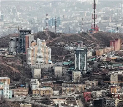 Quelle célèbre ligne de chemin de fer passe à Vladivostok ?