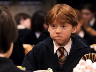 De quelle couleur est le pull, tricoté par sa mère, que Ron reçoit à Noël dans le film "Harry Potter à l'école des sorciers" ?