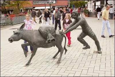 La statue d'un âne portant un sac est l'emblème du village Bad Sassendorf. Dans quel pays se trouve ce village ?