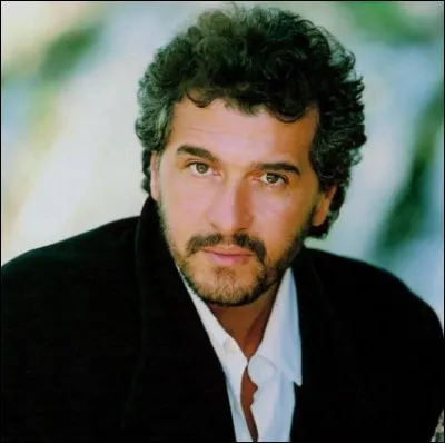 Daniel Lévi a été révélé au public par son interprétation de "L'Envie d'aimer" chanson extraite de la comédie musicale :