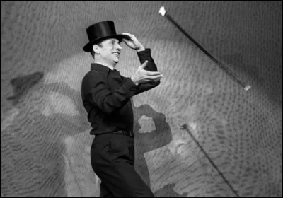 En 1947, Yves Montand chante : "Debout devant le zinc...Sur le coup de dix heures...Un grand plombier zingueur habillé en dimanche et pourtant c'est lundi...Chante pour lui tout seul...Chante que c'est jeudi
Qu'il n'ira pas en classe que la guerre est finie et le travail aussi...Que la vie est si belle et les filles si jolies". Qui est l'auteur des paroles ?