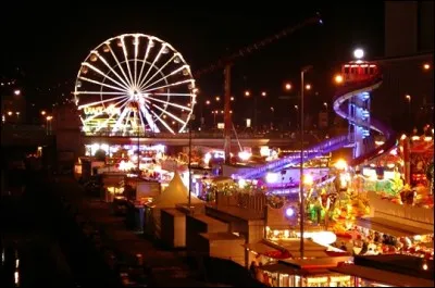 " La fête bat son plein, musique et manèges,
Nougats, carabines, voyantes, femmes nues.
Du matin au soir, c'est un long cortège...Du matin au soir, c'est un long cortège : Chansons, balançoires, la fête continue...". Qui chante cela en 1950 ?