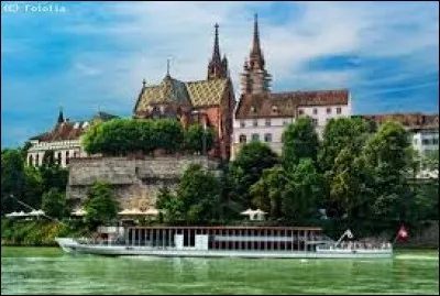 B&acirc;le est une ville se situent en...