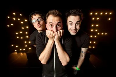 Avec quel autre groupe le chanteur et le bassiste des Fatals Picards ont-ils joué "BB Rockers" ?