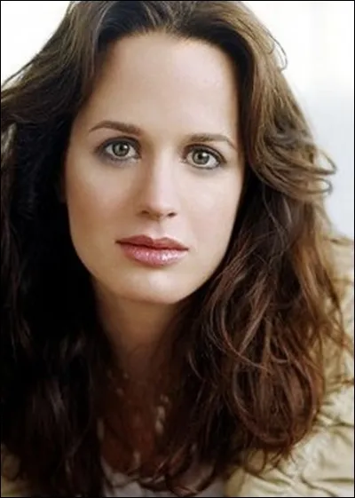 Qui joue le rôle d'Esmée Cullen ?