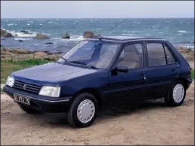 Quel modèle de voiture est lancé en 1983 par le constructeur Peugeot ?