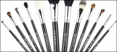 Après tout ça, le grand patron devra monter sur scène. Il devra être parfait et aura donc besoin d'une maquilleuse. À qui doit-il demander ?