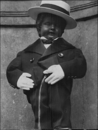 À quelle occasion le Manneken-Pis bruxellois s'est-il coiffé d'un canotier ?