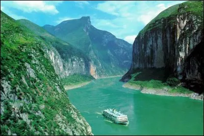 Y - Le "Yangzi Jiang", autrefois appelé le fleuve Jaune, est le plus long fleuve d'Asie.