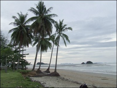 K - L'île thaïlandaise "Koh Lanta" est séparée en deux par un étroit bras de mer sablonneux.