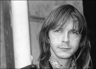 R - Le Phénix est un des surnoms du chanteur "Renaud".