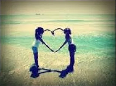 Au collège, ton amie a été sélectionnée pour le premier rôle féminin de la pièce de théâtre.