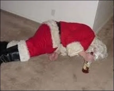 Ce fut au petit matin que les forces de l'ordre trouvèrent et arrêtèrent notre fuyart en rouge et blanc. Celui-ci gisait sur le sol d'une ruelle sordide, mort saoul et cuvant son vin...