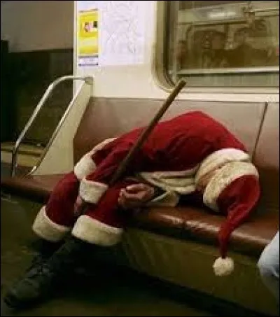 Ce pauvre bougre fut donc relâché et prit le métro qui allait le ramener chez lui. Cependant, notre faux père Noël à la gueule de bois était loin de s'imaginer ce qui l'attendait à son retour chez lui...