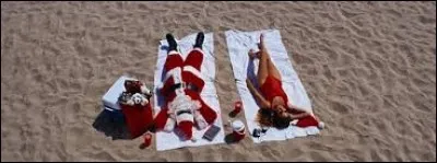 Mais notre père Noël était un fiefé coquin... A la vue d'une jolie donzelle, il ne pouvait s'empécher d'user de ses charmes auprès d'elle...