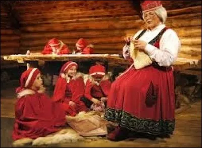 Dans le même temps, la mère Noël s'adonait à de paisibles occupations, au coin du feu, auprè de quelques lutins. Soudain, l'un de ces derniers découvra d'étranges photos...