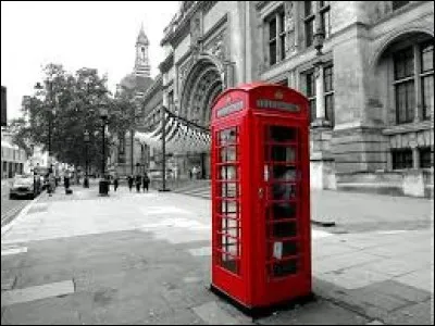 Et on finit avec une simple cabine téléphonique. On reconnait bien-sur...