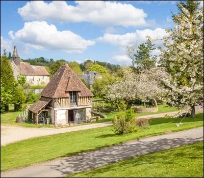 C'est au cur du pays d'Auge et du pays du camembert, que se fête la pomme, sous toutes ses formes, toujours au mois d'octobre ! Dans quelle commune se déroulent festivités et dégustation ?