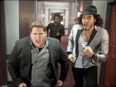 Film de 2010 avec Jonah Hill et Russell Brand dont le titre canadien est "72 heures" , je retrace les tribulations d'un jeune stagiaire et d'une star du rock accros aux fêtes déjantées. Bien que je sois un spin off, je suis néanmoins un bon film. Je suis...