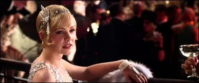 Je suis un film narrant l'histoire d'un écrivain des années 20 qui part vivre à New York et rencontre un milliardaire qui s'étourdit en soirée mondaine. J'avais déjà eu une première adaptation cinématographique en 1974 avec le rôle principal attribué à Robert Redford. Je suis...