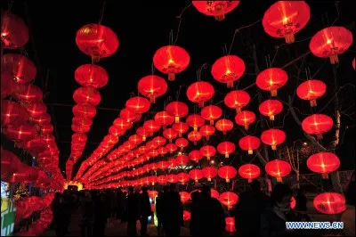 La f&ecirc;te des lanternes : Cette f&ecirc;te a pour but, &agrave; l'origine, d'apaiser la col&egrave;re des dieux. Aujourd'hui c'est une f&ecirc;te tr&egrave;s familiale o&ugrave; les enfants se prom&egrave;nent la nuit avec une lanterne rouge. O&ugrave; cette procession se tient-elle ?