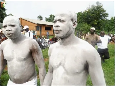 Evala : Cette c&eacute;l&eacute;bration signifie litt&eacute;ralement "premi&egrave;re initiation du jeune gar&ccedil;on" o&ugrave; ces derniers s'adonnent &agrave; des luttes incroyables pour acqu&eacute;rir le statut d'adulte. Cependant, cela reste un passage festif : on boit, on danse et on chante. O&ugrave; cette c&eacute;l&eacute;bration a-t-elle lieu ?