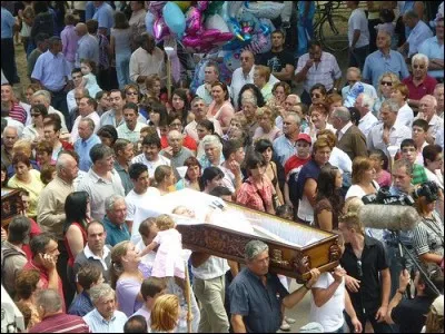 Near-death festival : Le 29 Juillet, on f&ecirc;te le retour &agrave; la vie. C'est le festival des personnes ayant connu une exp&eacute;rience de mort imminente ou un coma. On les am&egrave;ne alors &agrave; une messe sp&eacute;ciale couch&eacute;s dans un cercueil. O&ugrave; se passe ce festival morbide ?
