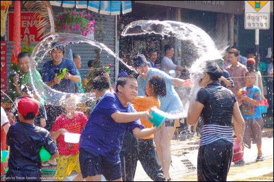 Songkran, la fête de l'eau. Lors de cette fête de trois jours les participants doivent se verser de l'eau sur les mains en hommage à Bouddha, même si aujourd'hui c'est plus une bataille d'eau géante qui dure 3 jours. Où a-t-elle lieu ?