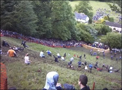 Cheese rolling : Au mois de mai, des centaines de personnes d&eacute;valent une colline &agrave; la poursuite d'une tomme de fromage. C'est une tradition depuis 200 ans mais si les participants ne gagnent que leur fromage, ils remportent souvent une jambe pl&acirc;tr&eacute;e. Qui sont ces amateurs de fromage ?
