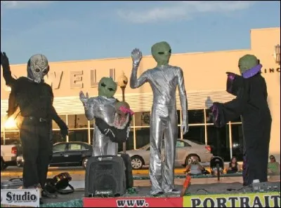 Alien fest : Ici on c&eacute;l&egrave;bre les extra-terrestres et tout ce qui s'y rattache. Ainsi, vous croiserez peut-&ecirc;tre des extra-terrestres humains ou animaux, puisqu'il y a m&ecirc;me un concours de costumes pour animaux mais o&ugrave; ?