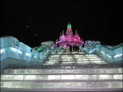 Festival de sculpture sur glace : Ce festival se tient dans la ville d'Harbin qui a une culture li&eacute;e &agrave; la glace puisque les temp&eacute;ratures avoisinent les - 40. C'est lors de son concours qu'a &eacute;t&eacute; enregistr&eacute;e la plus grosse sculpture au monde (250 m&egrave;tres) Mais o&ugrave; se situe Harbin ?