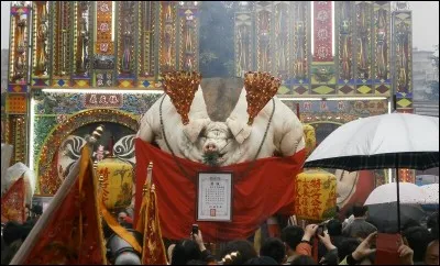 Le God Pig festival : Ce festival barbare consiste &agrave; gaver un cochon pendant des ann&eacute;es puis de l'exhiber mort pour &ecirc;tre sacrifi&eacute; aux dieux. L'animal est gav&eacute; jusqu'&agrave; atteindre plus d'une tonne. Dans quel pays c&eacute;l&egrave;bre-t-on une f&ecirc;te aussi immorale ?